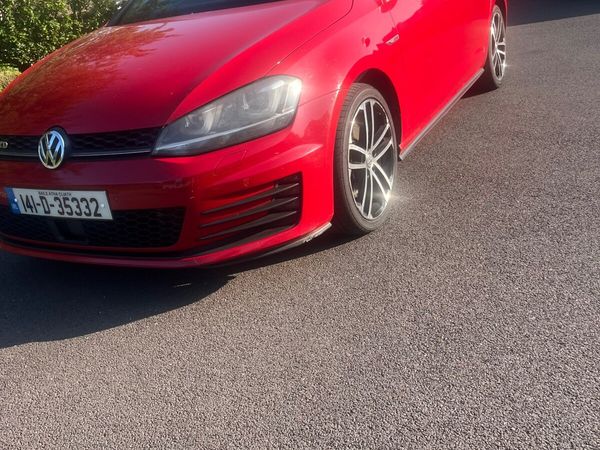 Volkswagen Golf Hatchback, Diesel, 2014, Red