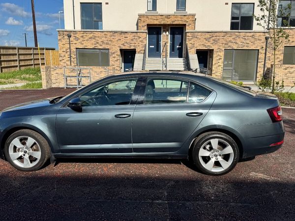 Skoda Octavia Saloon, Diesel, 2017, Grey