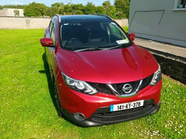 Nissan Qashqai Hatchback, Diesel, 2014, Red