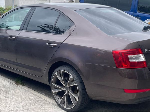 Skoda Octavia Saloon, Diesel, 2014, Brown