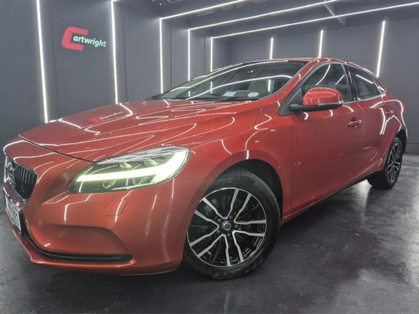 Volvo V40 Hatchback, Diesel, 2019, Orange