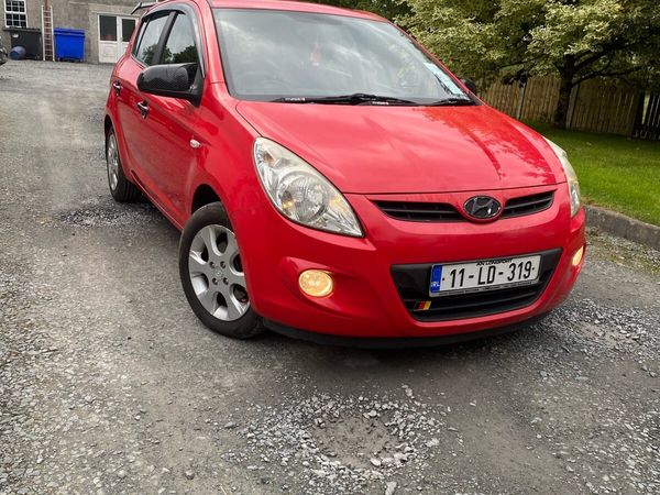 Hyundai i20 Hatchback, Petrol, 2011, Red