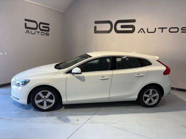 Volvo V40 Hatchback, Petrol, 2015, White