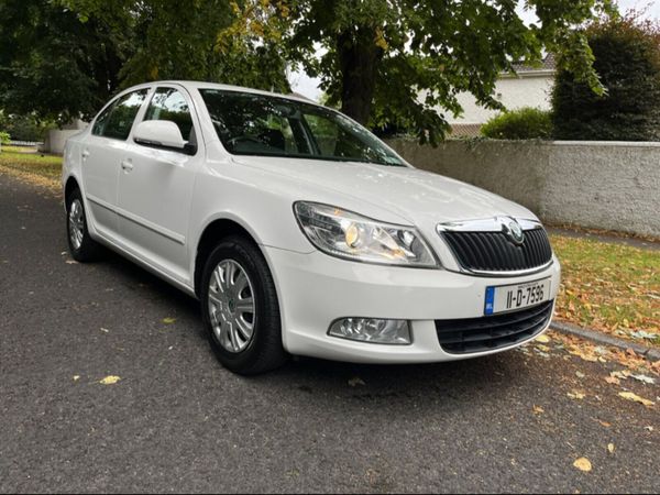 Skoda Octavia Hatchback, Petrol, 2011, White