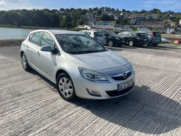 Opel Astra Hatchback, Petrol, 2010, Silver