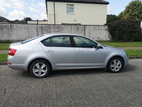 Skoda Octavia Saloon, Diesel, 2013, Silver