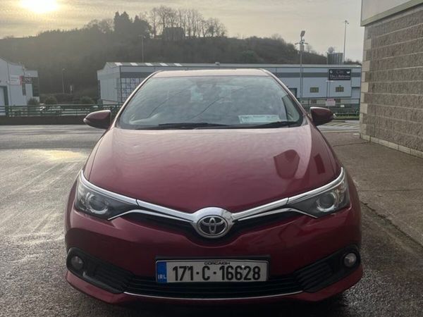 Toyota Auris Hatchback, Petrol, 2017, Red