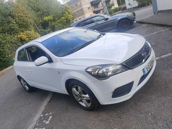 Kia Ceed Hatchback, Petrol, 2011, White