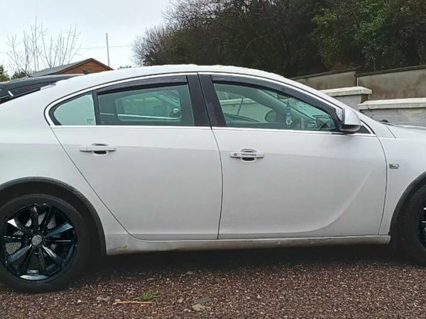 Vauxhall Insignia Hatchback, Diesel, 2012, White