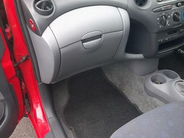 Toyota Yaris Hatchback, Petrol, 2002, Red