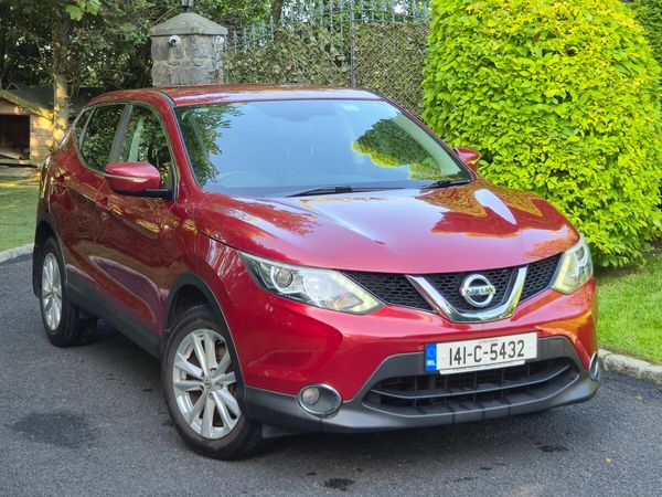 Nissan Qashqai Hatchback, Diesel, 2014, Red