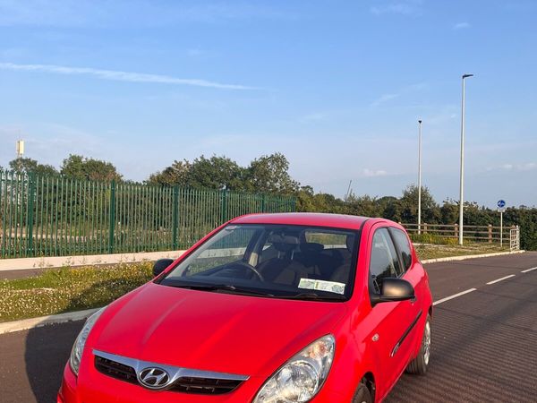 Hyundai i20 Hatchback, Petrol, 2012, Red