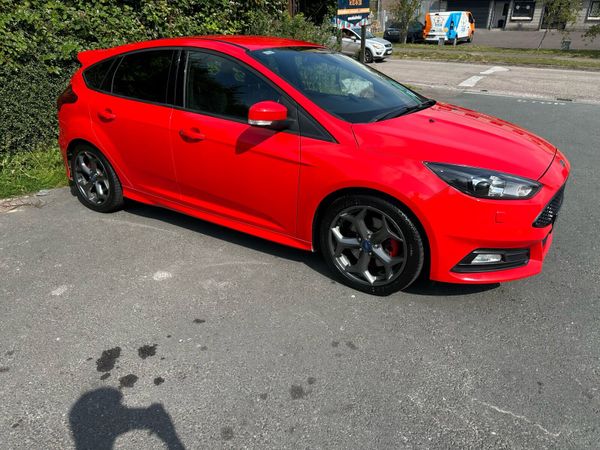 Ford Focus Hatchback, Petrol, 2015, Red