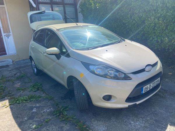 Ford Fiesta Hatchback, Petrol, 2009, Gold