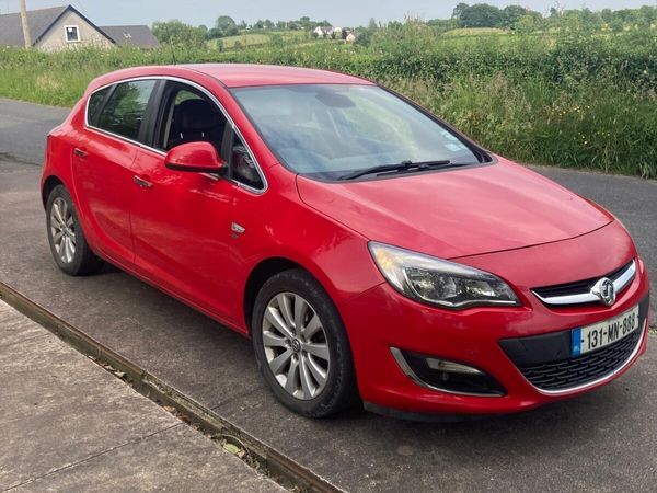 Vauxhall Astra Hatchback, Diesel, 2013, Red
