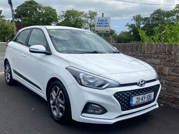 Hyundai i20 Hatchback, Petrol, 2021, White
