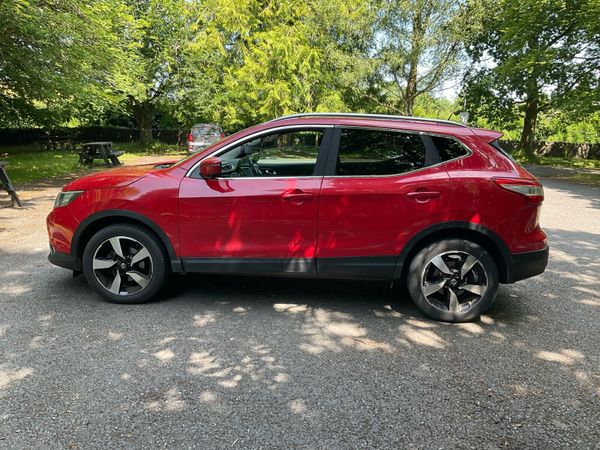 Nissan Qashqai Hatchback, Diesel, 2015, Red