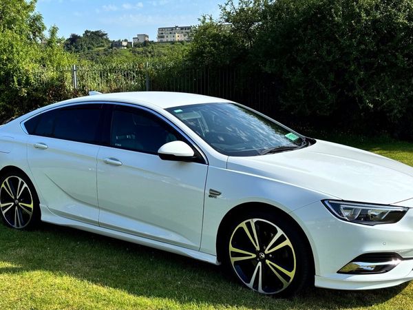 Vauxhall Insignia Hatchback, Diesel, 2017, White