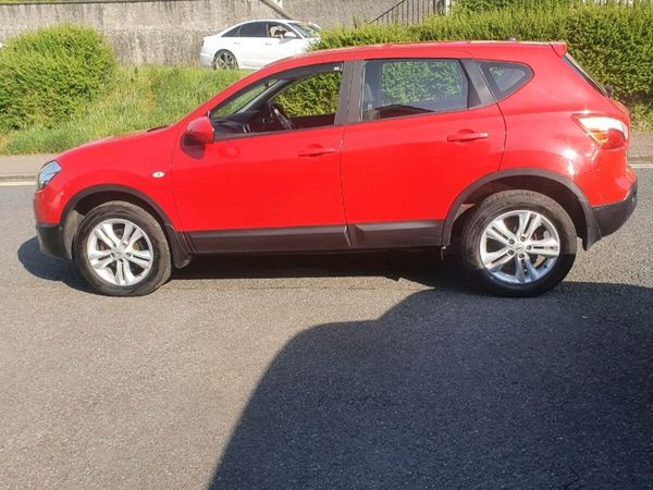 Nissan Qashqai Hatchback, Diesel, 2011, Red