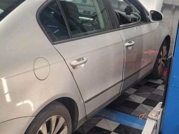 Volkswagen Passat Saloon, Diesel, 2010, Silver