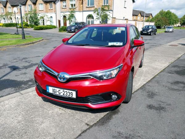 Toyota Auris MPV, Petrol Hybrid, 2016, Red