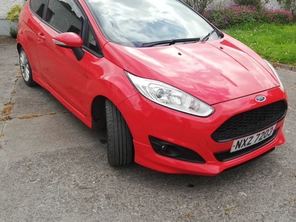 Ford Fiesta Hatchback, Diesel, 2013, Red