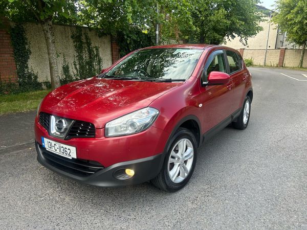 Nissan Qashqai Hatchback, Diesel, 2013, Red