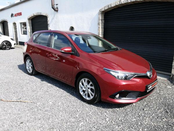 Toyota Auris Hatchback, Petrol, 2017, Red