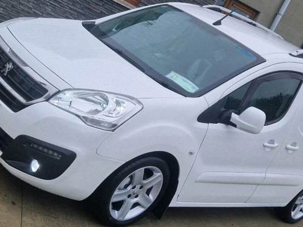 SEAT Ibiza MPV, Petrol, 2016, Red
