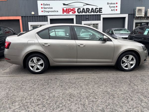 Skoda Octavia Saloon, Diesel, 2018, Grey