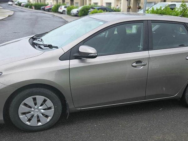 Toyota Auris Hatchback, Diesel, 2013, Bronze