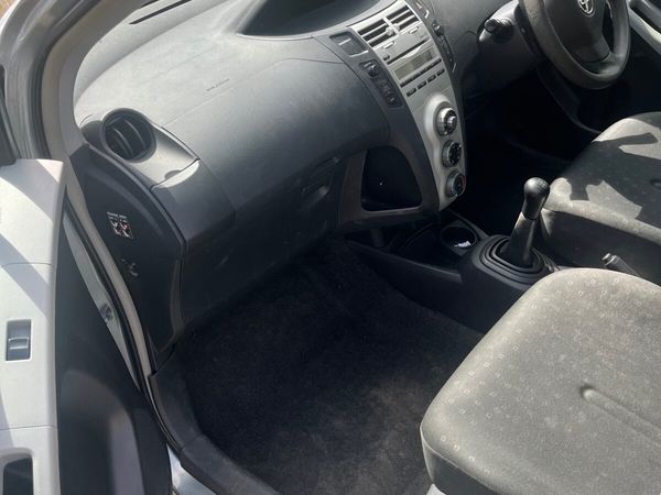 Toyota Yaris Hatchback, Petrol, 2006, Silver