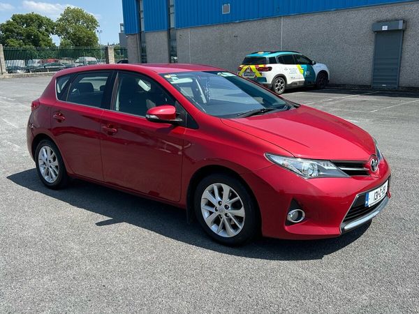 Toyota Auris Hatchback, Diesel, 2013, Red