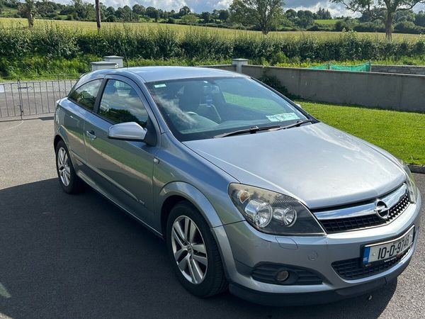 Opel Astra Hatchback, Petrol, 2010, Silver