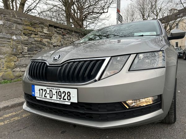 Skoda Octavia Saloon, Petrol, 2017, Yellow