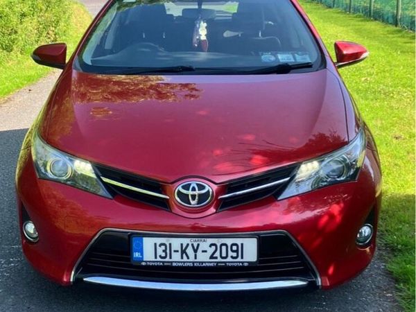 Toyota Auris Hatchback, Petrol, 2013, Red