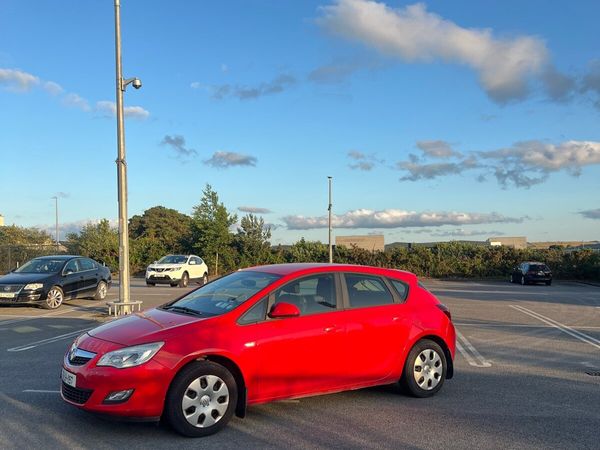 Opel Astra Hatchback, Petrol, 2012, Red