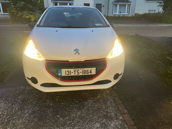 Peugeot 208 Hatchback, Petrol, 2013, White