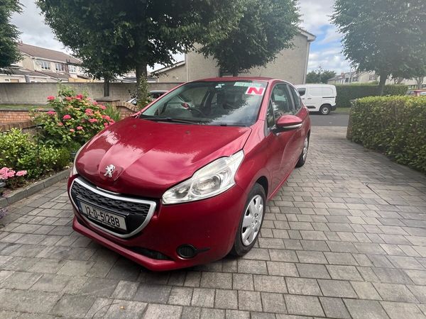Peugeot 208 Hatchback, Petrol, 2012, Red