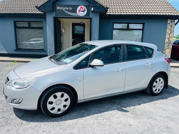 Opel Astra Hatchback, Petrol, 2010, Silver