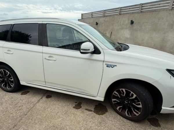 Mitsubishi Outlander SUV, Diesel Plug-in Hybrid, 2017, White
