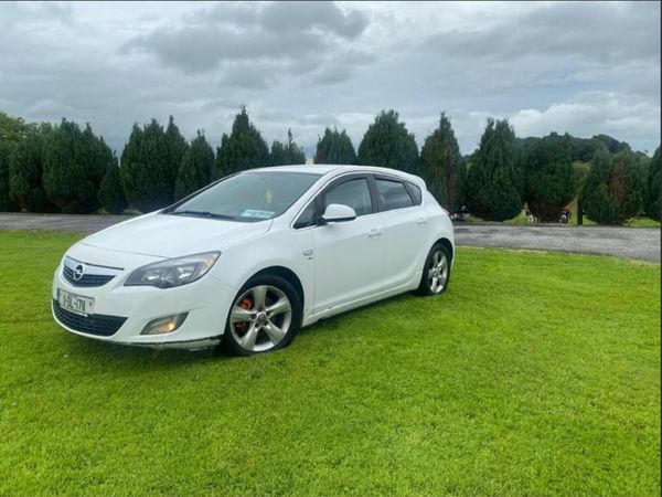 Opel Astra Hatchback, Diesel, 2011, White
