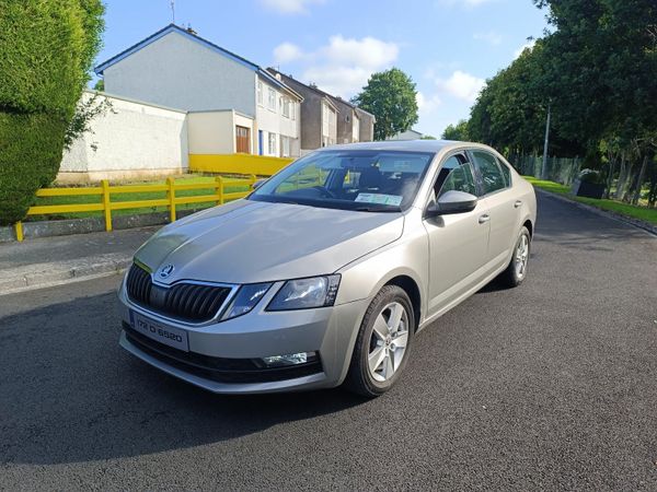 Skoda Octavia Saloon, Diesel, 2017, Yellow