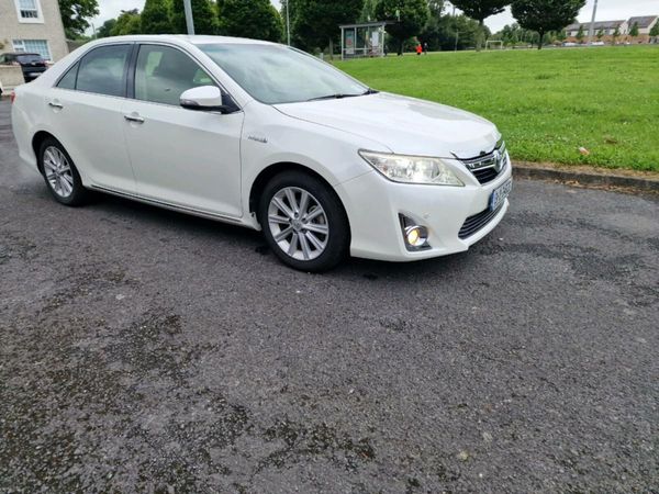 Toyota Camry Saloon, Petrol Hybrid, 2013, White