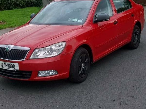 Skoda Octavia Saloon, Petrol, 2012, Red
