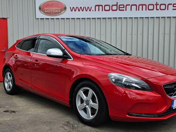 Volvo V40 Hatchback, Petrol, 2015, Red