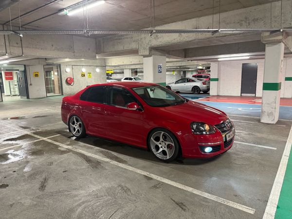 Volkswagen Jetta Saloon, Diesel, 2008, Red