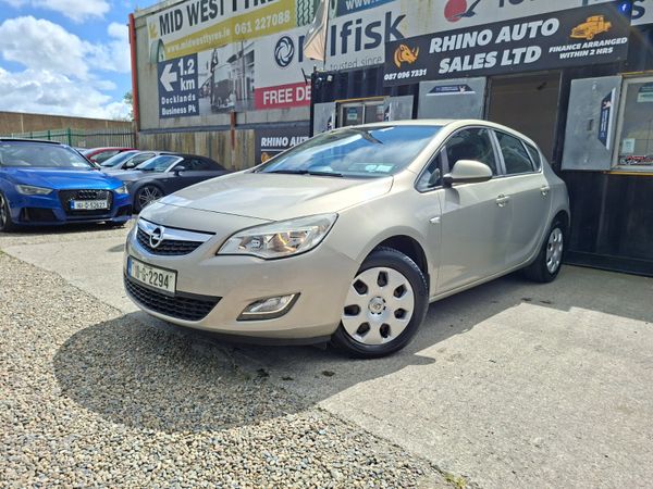 Opel Astra Hatchback, Petrol, 2010, Yellow
