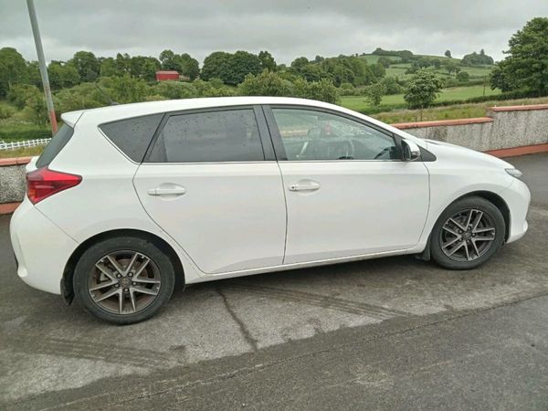 Toyota Auris Hatchback, Diesel, 2015, White