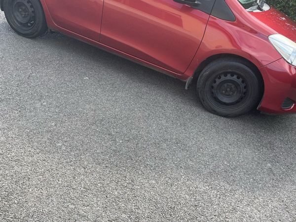 Toyota Yaris Hatchback, Petrol, 2013, Red